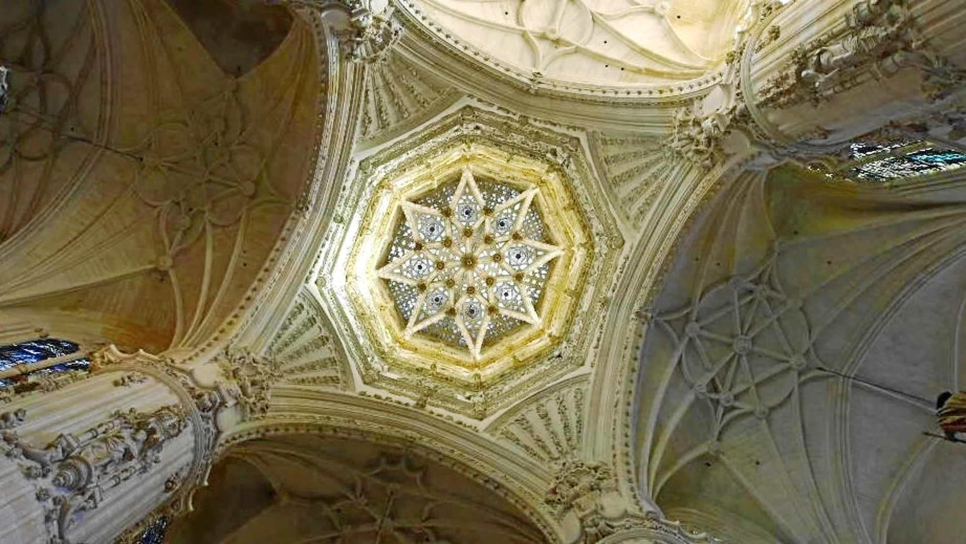 El interior de la catedral es de una enorme belleza y posee numerosas capillas ricamente ornamentadas