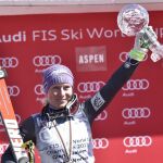Worley feliz en el podio tras proclamarse campeona del mundo en gigante de esquí alpino