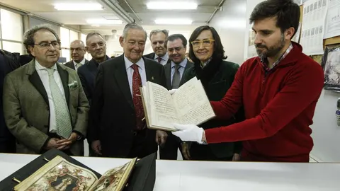 La consejera de Cultura, Rosa Aguilar; el hermano mayor, Manuel García; y el técnico del IAPH, entre otros, en el acto de ayer