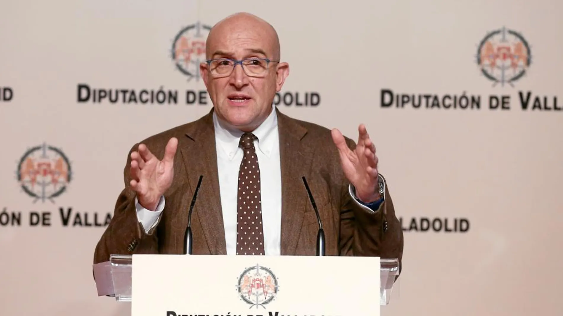 El presidente de la Diputación de Valladolid, Jesús Julio Carnero, explica los ambiciosos proyectos para crear empleo en los municipios de la provincia