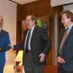El presidente Herrera, el vicepresidente De Santiago-Juárez, Del Olmo, y Fuentes y Yáñez, de Ciudadanos, antes de firmar el acuerdo