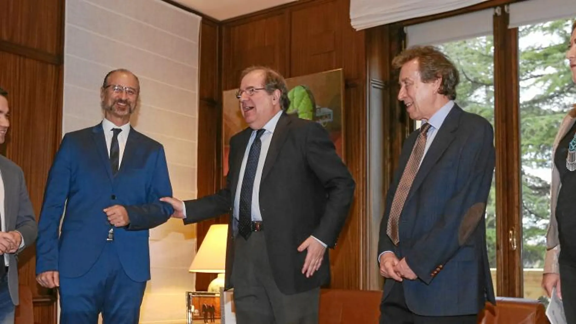 El presidente Herrera, el vicepresidente De Santiago-Juárez, Del Olmo, y Fuentes y Yáñez, de Ciudadanos, antes de firmar el acuerdo