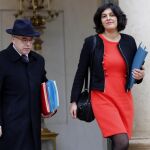 La ministra francesa de Trabajo, Myriam El Khomri, junto al ministro de Interior, Bernard Cazeneuve, a la salida del Elíseo esta semana