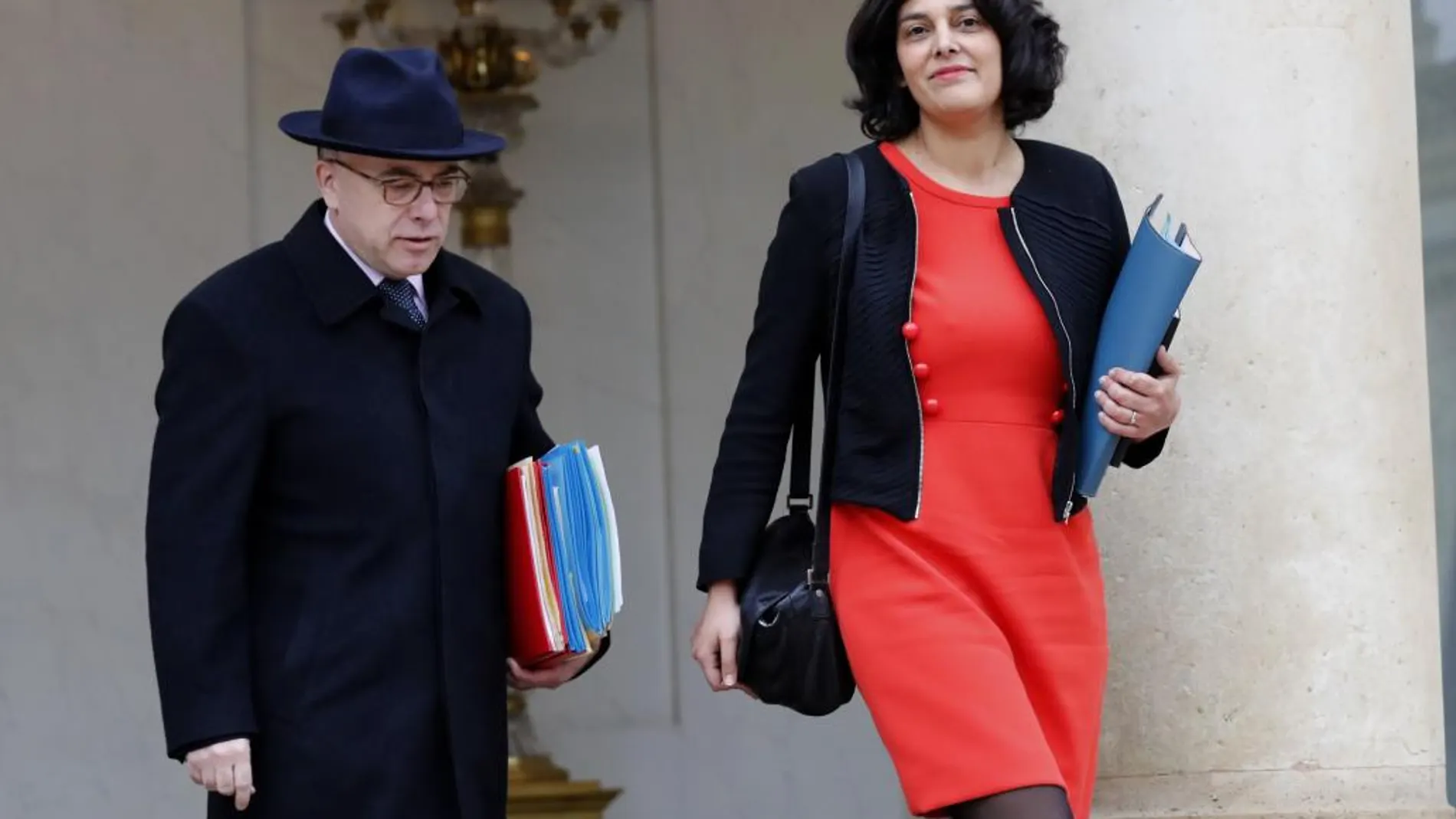 La ministra francesa de Trabajo, Myriam El Khomri, junto al ministro de Interior, Bernard Cazeneuve, a la salida del Elíseo esta semana