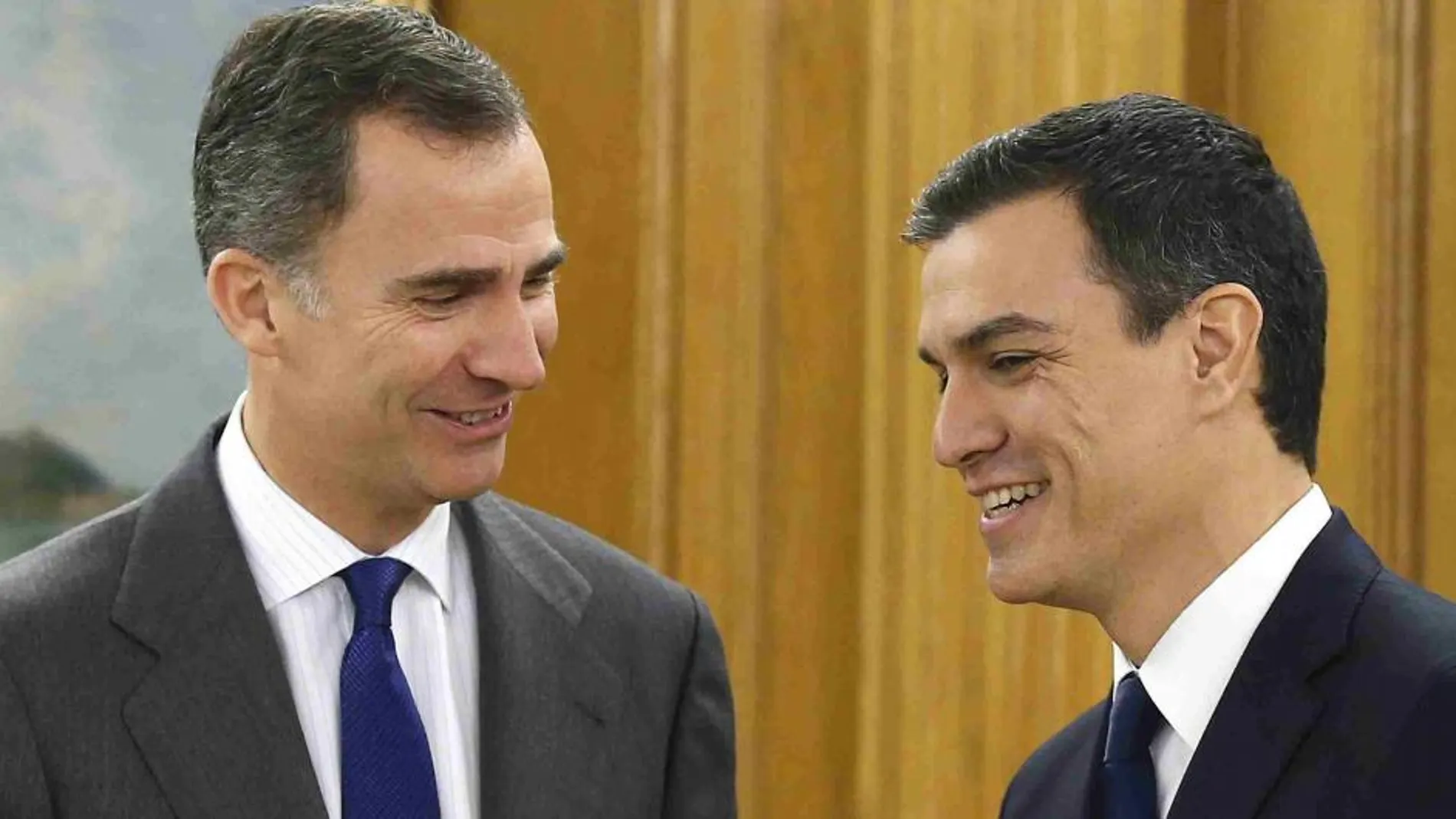 Felipe VI recibe al secretario general del PSOE, Pedro Sánchez (d), dentro de la ronda de consultas, esta mañana en la Zarzuela.