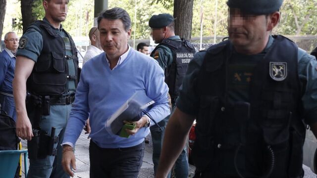 El expresidente de la Comunidad de Madrid, Ignacio González durante el registro de su despacho el pasado 19 de abril