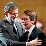 Los dos ex presidentes del Gobierno irán a la Convención del PP. Está por ver si se repite esta foto de saludo entre ambos / Foto: Javier Fernández-Largo