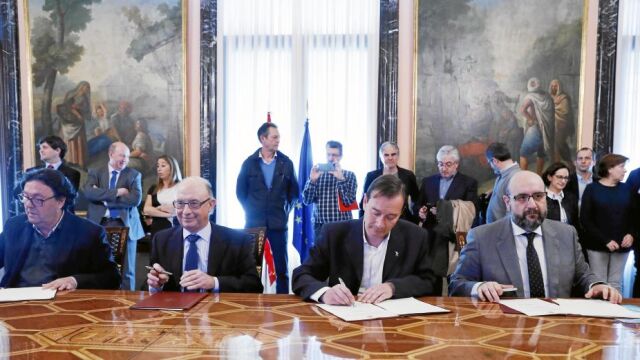 Julio Lacuerda (UGT), Cristóbal Montoro, ministro de Hacieda, Javier Jiménez (CC OO) y Miguel Borra (CSIF)