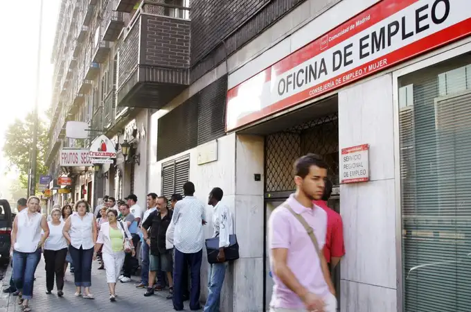 España toca por primera vez los 21 millones de ocupados con una caída del paro de 365.300 personas 