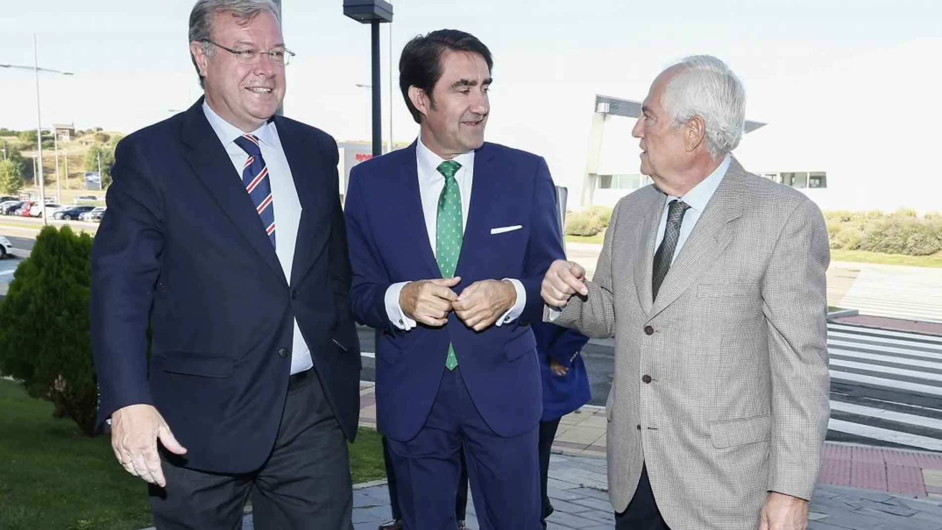 El alcalde de León, Antonio Silván, junto al consejero Juan Carlos Suárez-Quiñones y el delegado territorial Guillermo García