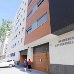 Cortés inauguró una promoción de CC OO que aún oferta pisos