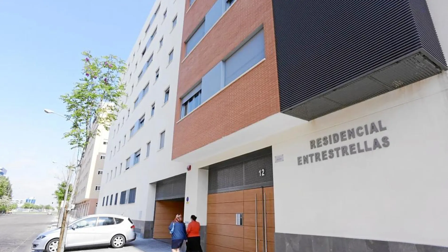 Cortés inauguró una promoción de CC OO que aún oferta pisos