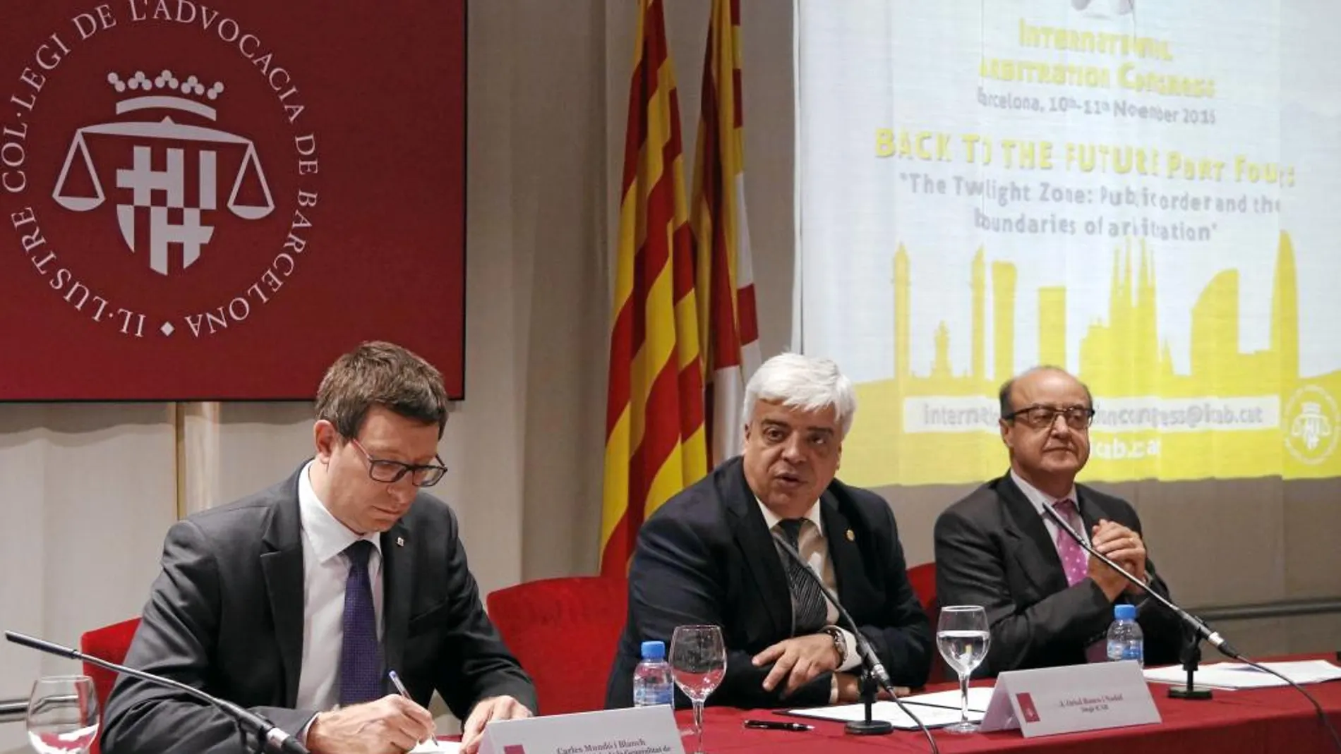 El conseller de Justicia, Carles Mundó, junto a varios juristas
