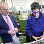 El consejero de Educación, Fernando Rey, en una reciente visita a un centro de Formación Profesional