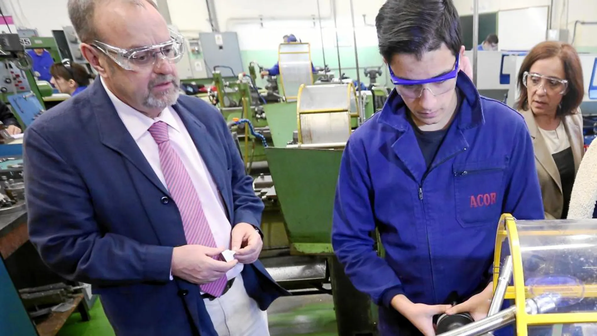 El consejero de Educación, Fernando Rey, en una reciente visita a un centro de Formación Profesional