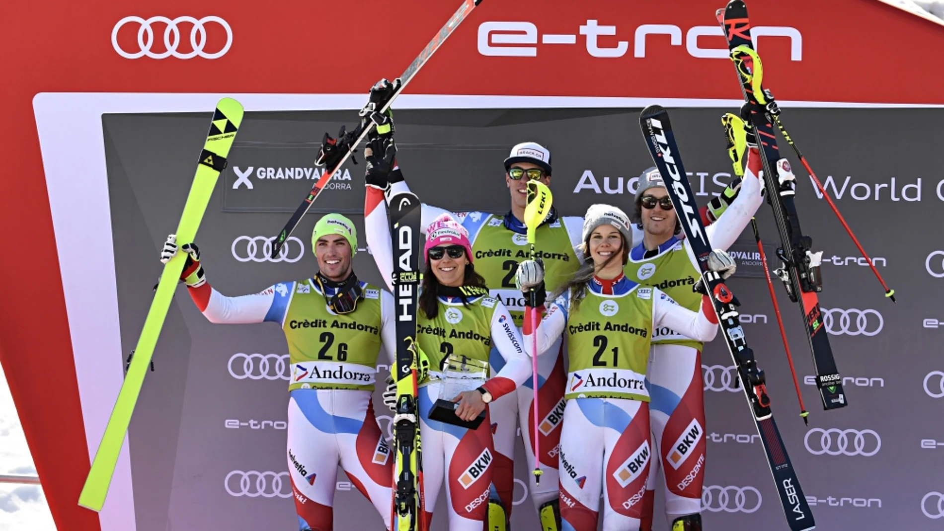 El equipo suizo en el podio