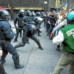 Los Mossos d'Esquadra se enfrentan a los CDR en una protesta en Barcelona