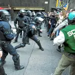 Los Mossos d&#39;Esquadra se enfrentan a los CDR en una protesta en Barcelona