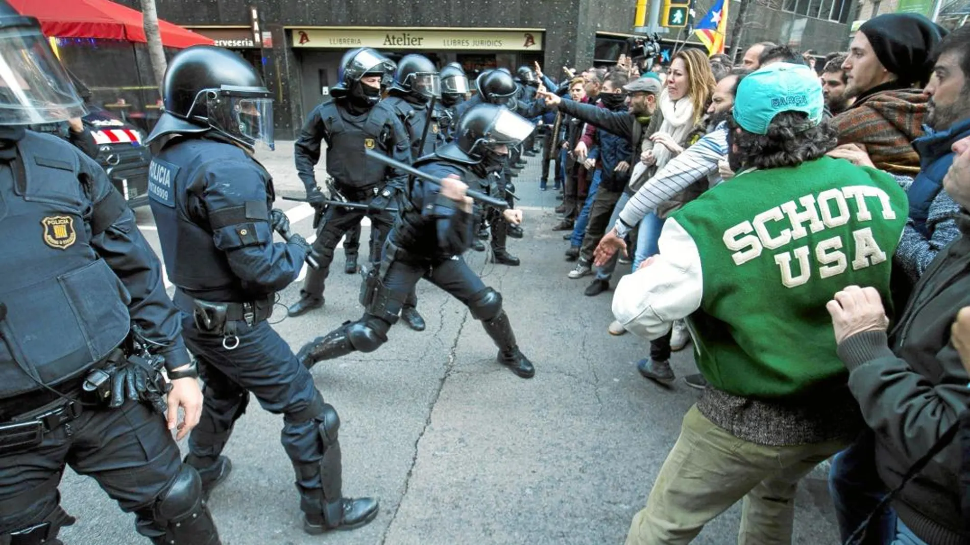 Los Mossos d'Esquadra se enfrentan a los CDR en una protesta en Barcelona