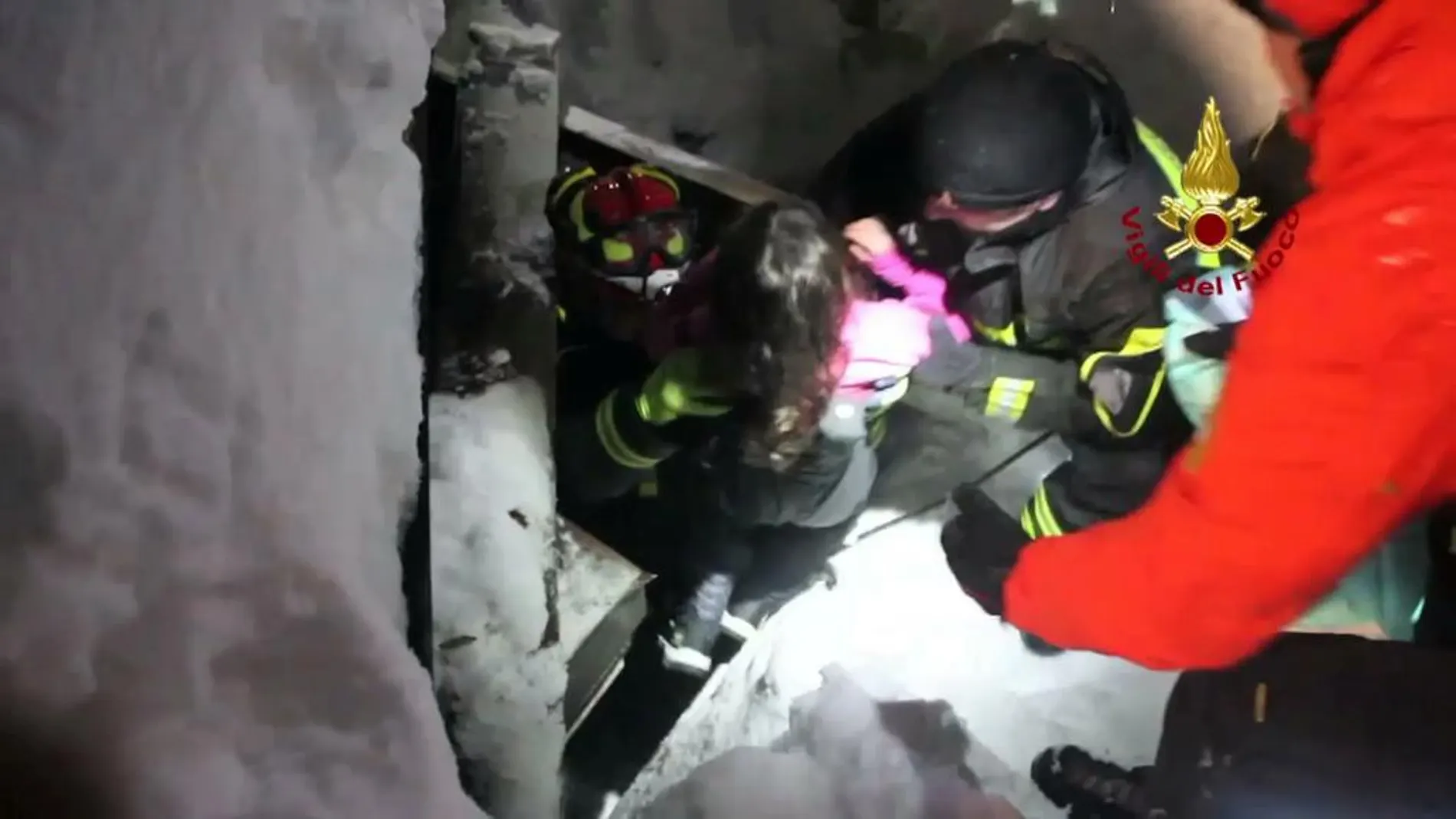 Los servicios de emergencia rescatan a uno de los supervivientes.