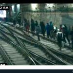 Un grupo de grafiteros captados por una cámara de seguridad del metro antes de un ataque.