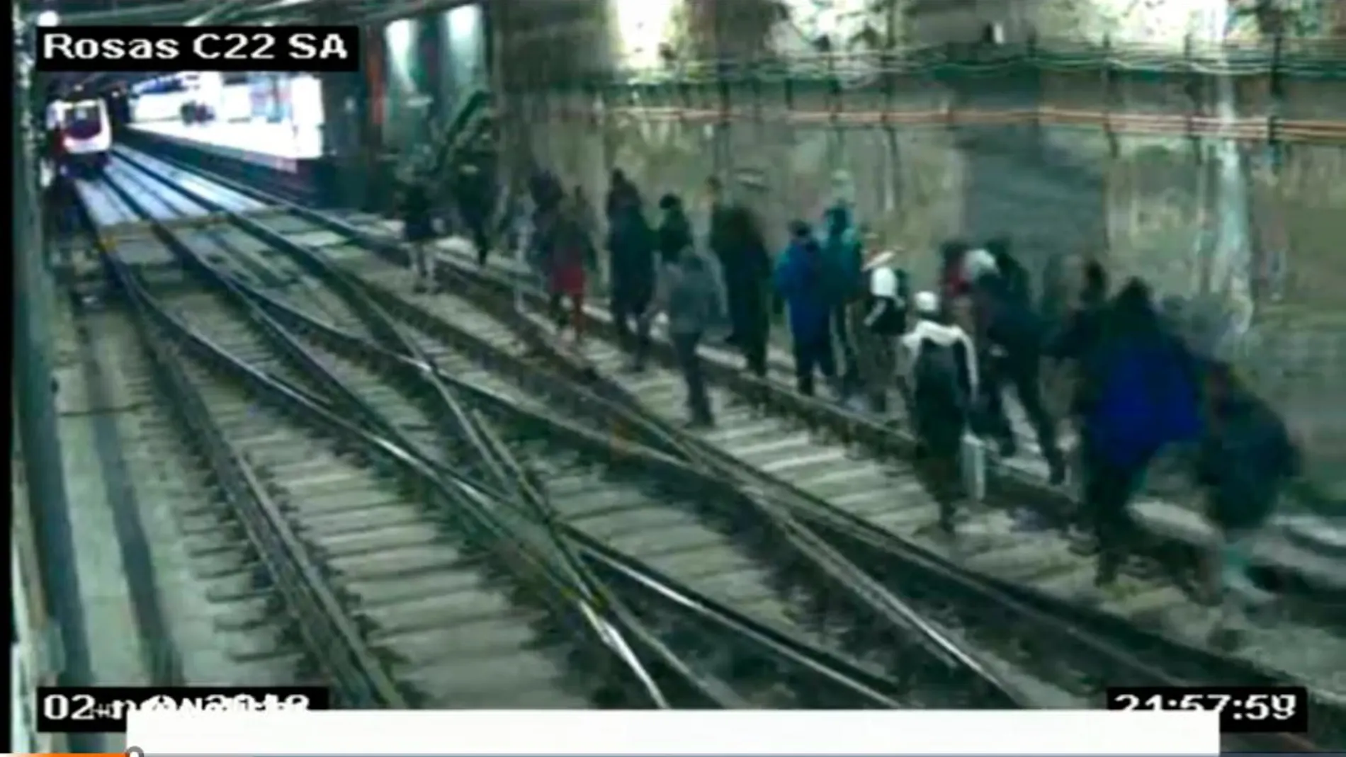 Un grupo de grafiteros captados por una cámara de seguridad del metro antes de un ataque.