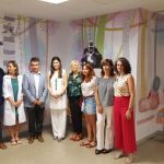 La consellera de Sanidad, Carmen Montón, (quinta por la izquierda) visitó recientemente la nueva imagen que lucen el TAC y la sala de espera de Radiología de Urgencias Infantiles de La Fe