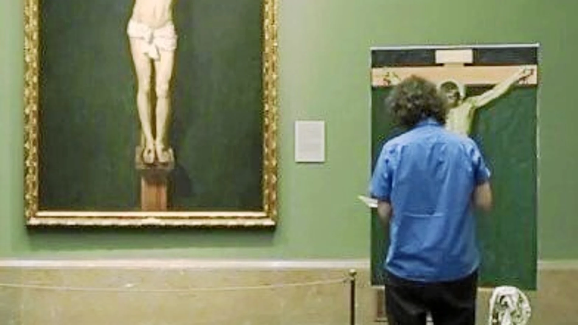 Un copista, frente a «Cristo crucificado»