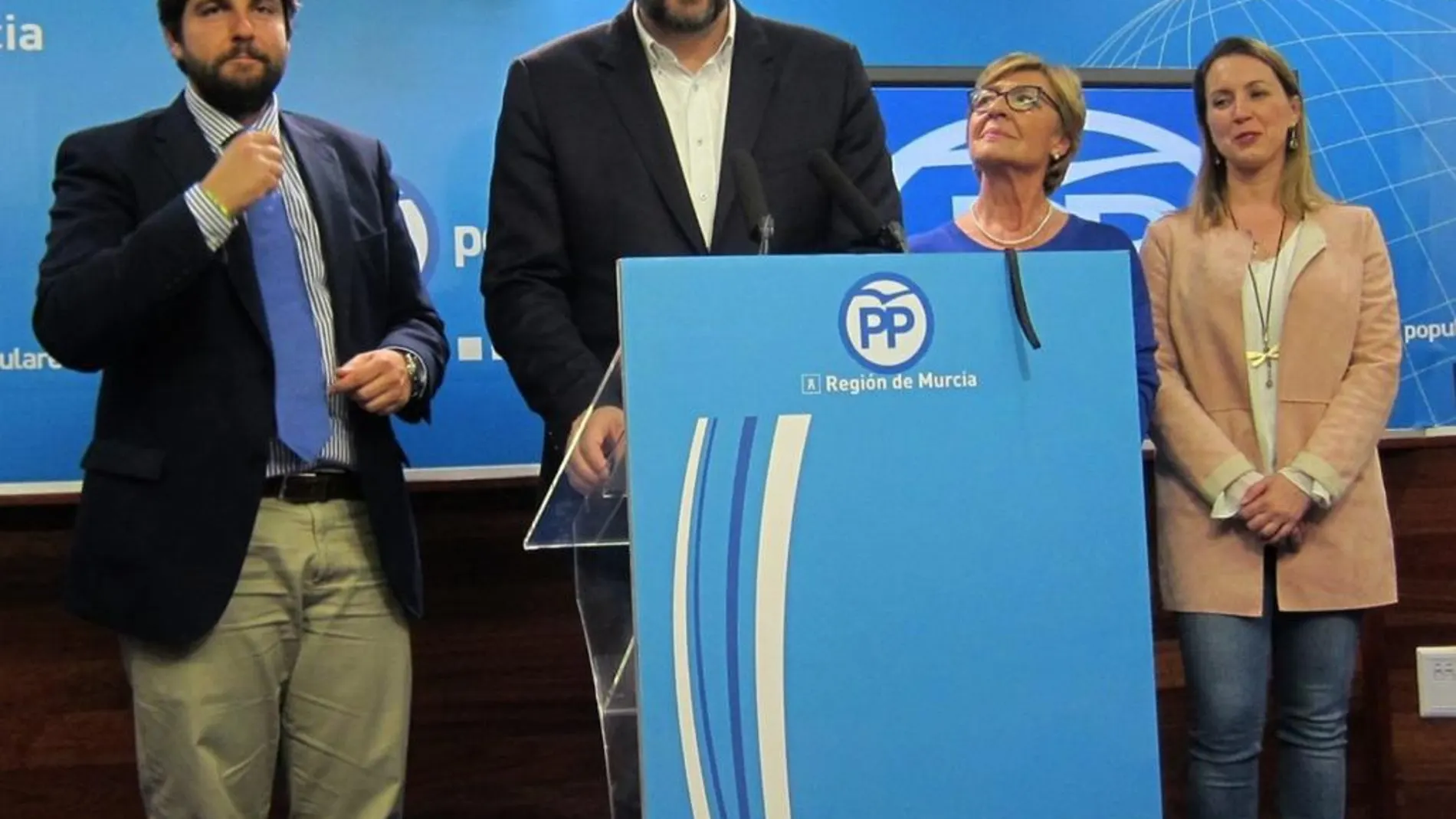 Fernando López Miras, Víctor Martínez y Maruja Pelegrín ayer en la sede