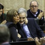 La consejera Adelaida de la Calle tiene un gesto cariñoso con Aquilino Alonso en el Parlamento andaluz