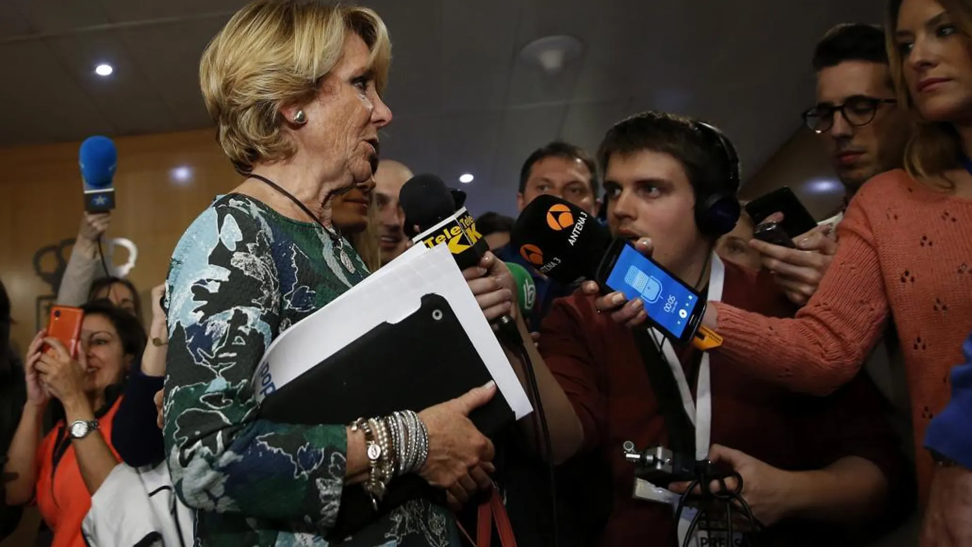 Esperanza Aguirre, atiende a los medios tras comparecer ayer en la comisión de corrupción de la Asamblea de Madrid