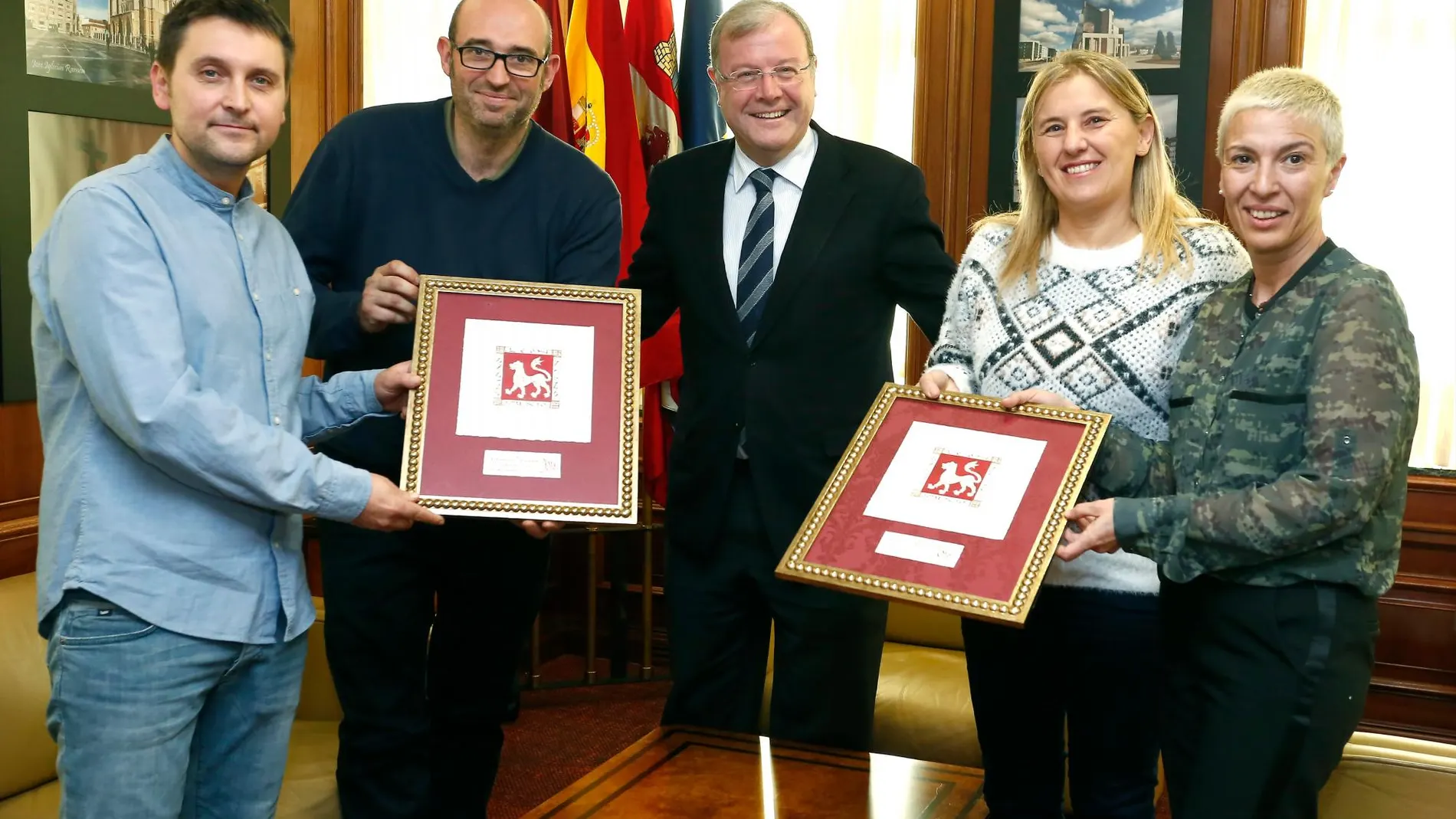 El alcalde de León, Antonio Silván, recibe a los cocineros de los restaurantes Pablo y Cocinandos, que han obtenido una Estrella Michelín