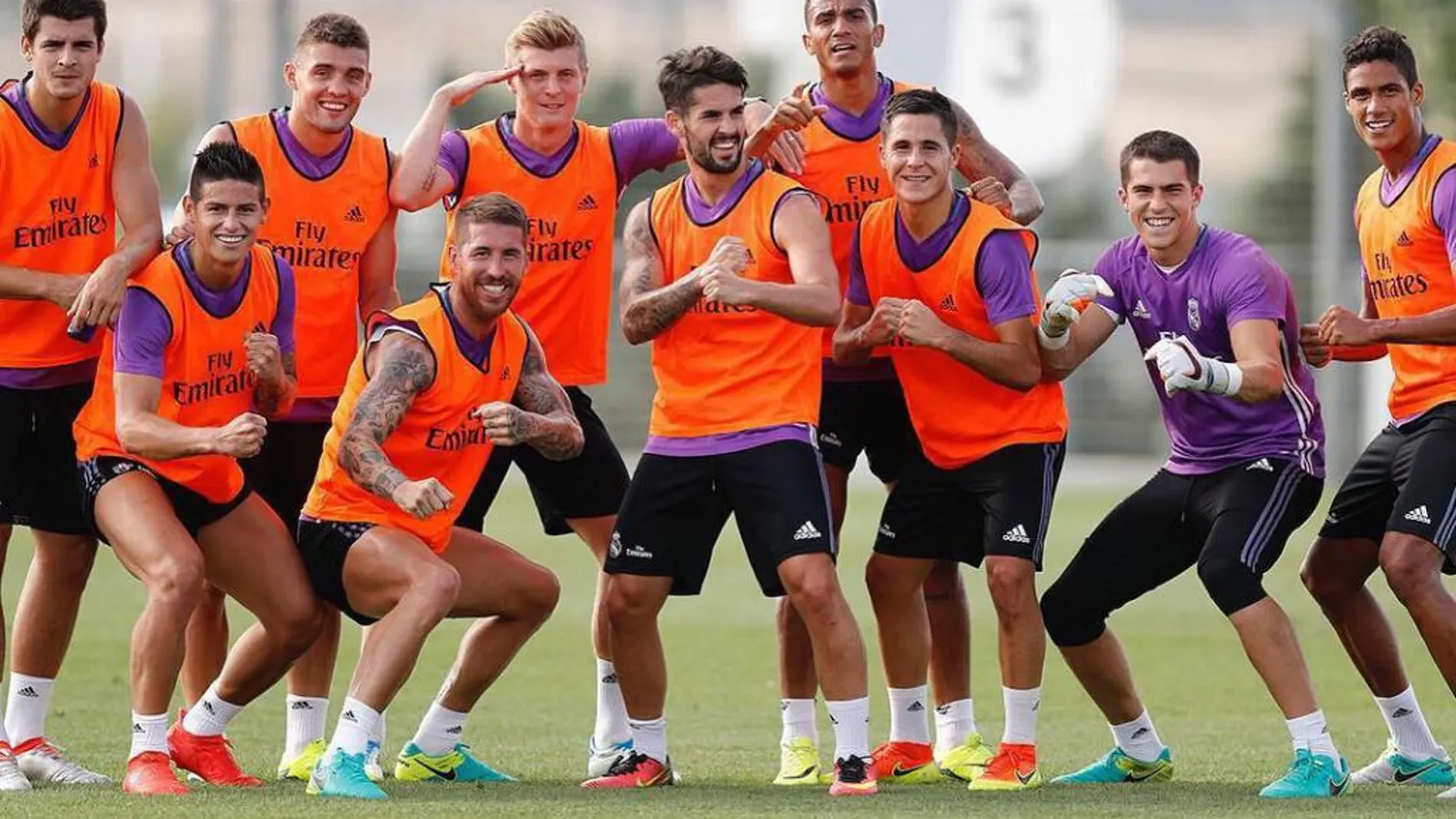 Isco, en el centro, junto a parte de los jugadores del Real Madrid.