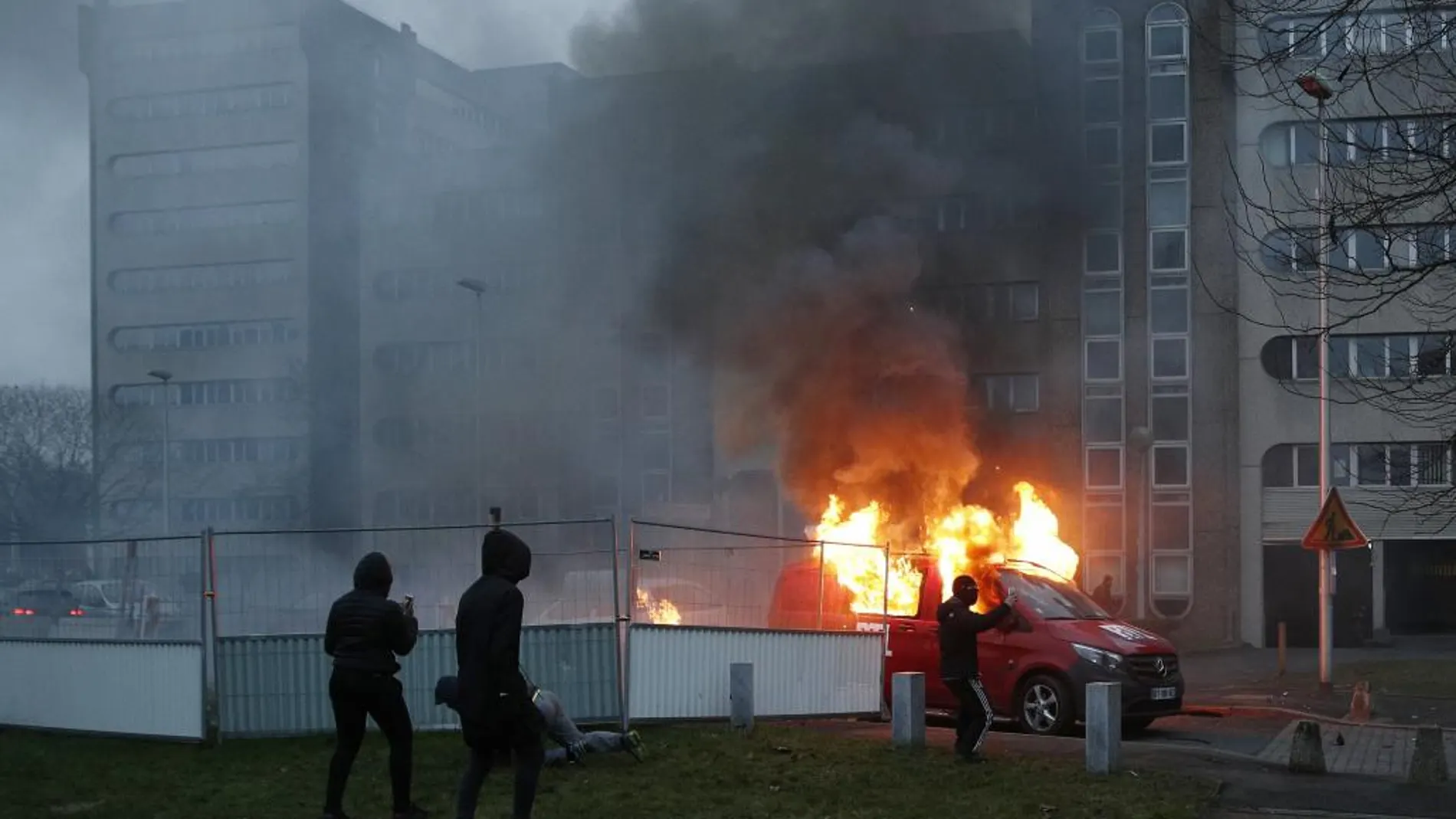 Una furgoneta de la emisora de radio francesa, 'RTL' ardiendo tras los discursos
