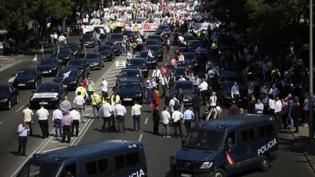 La manifestación de los VTC se celebró sin incidencias entre el Ministerio de Fomento y la plaza de Cuzco. A ella acudieron miles de trabajadores para protestar contra el decreto ley del Gobierno. Foto: Javier Fdez.-Largo