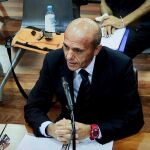 Fotografía tomada desde una de las pantallas de la sala de prensa de la Audiencia Provincial de Málaga, del abogado y expresidente del Sevilla FC José María del Nido durante su declaración