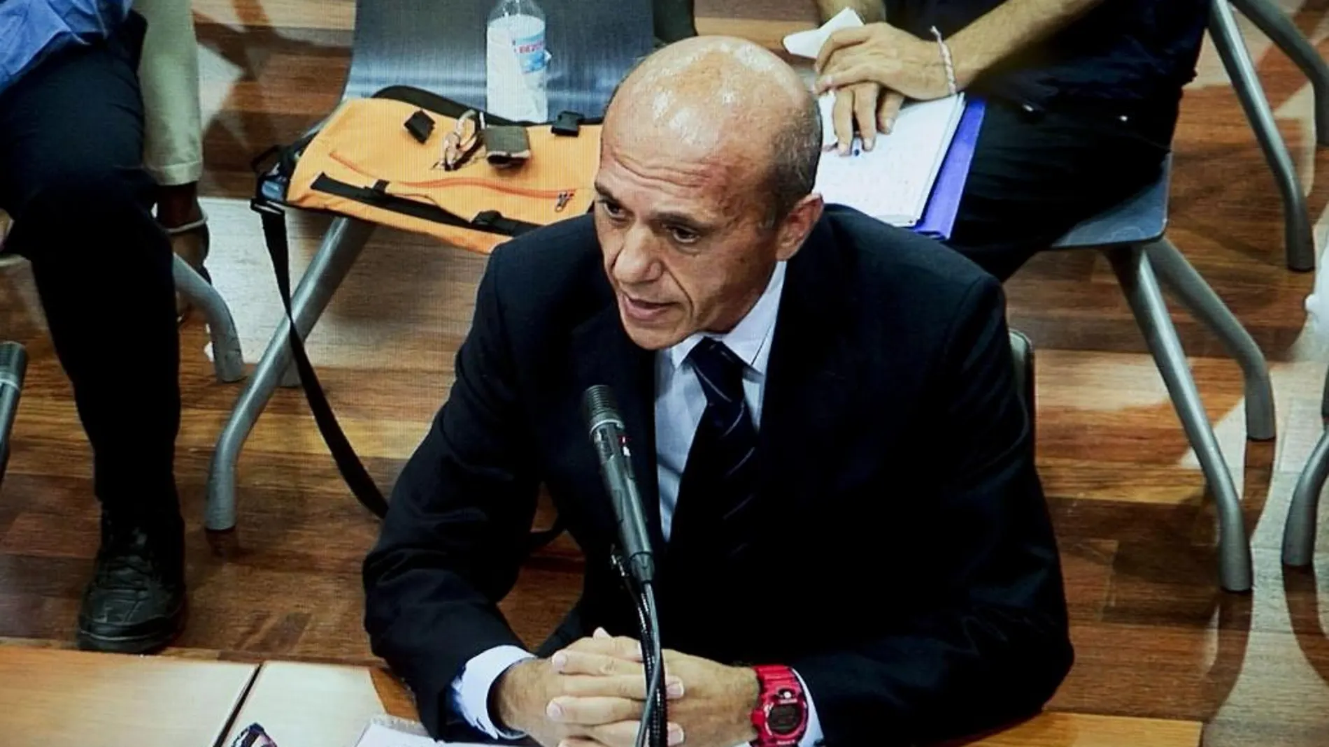 Fotografía tomada desde una de las pantallas de la sala de prensa de la Audiencia Provincial de Málaga, del abogado y expresidente del Sevilla FC José María del Nido durante su declaración