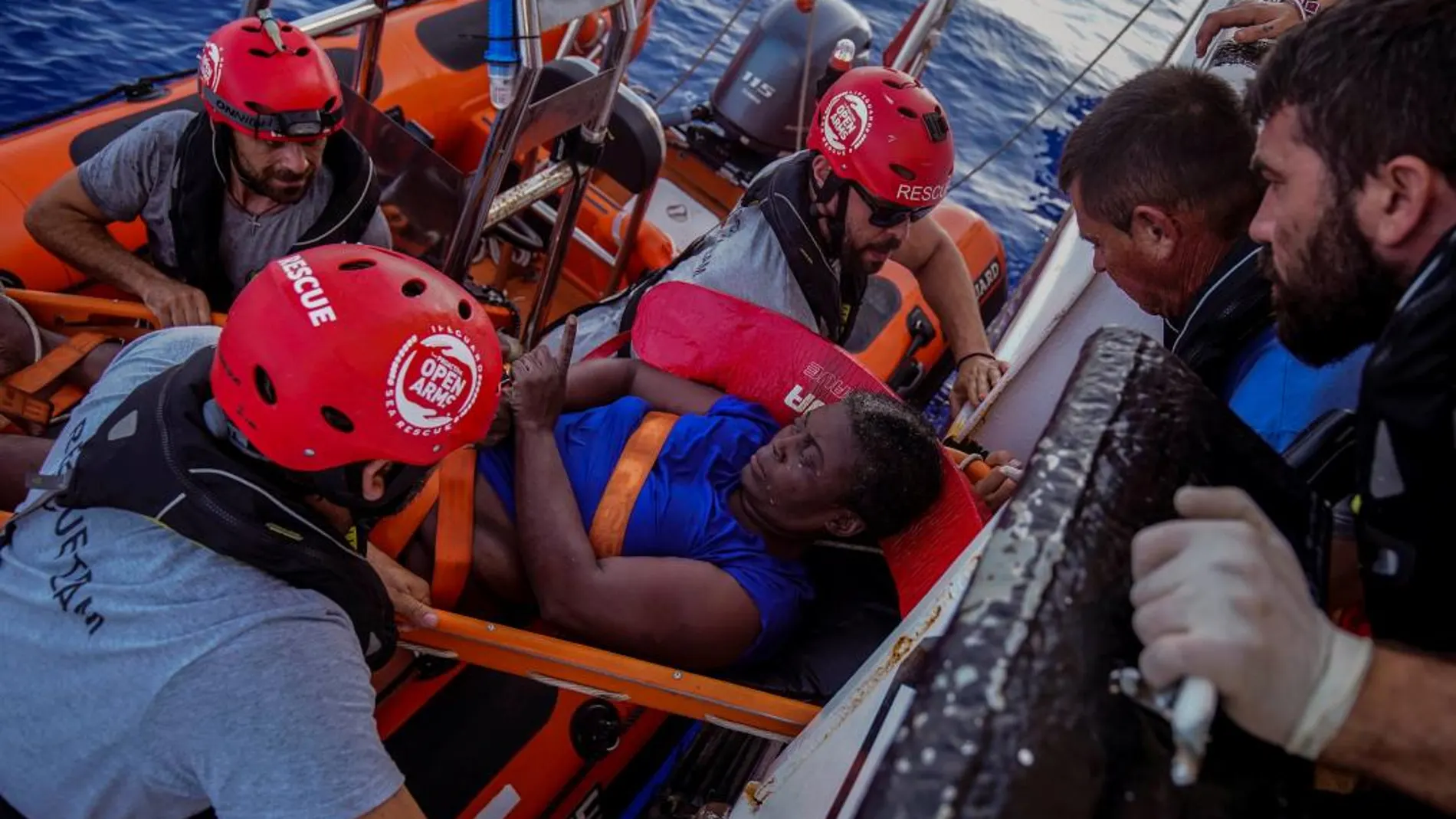 Marc Gasol junto a miembros de la ONG Proactiva Open Arms rescatan a una mujer en el Mediterráneo / foto: REUTERS/Juan Medina