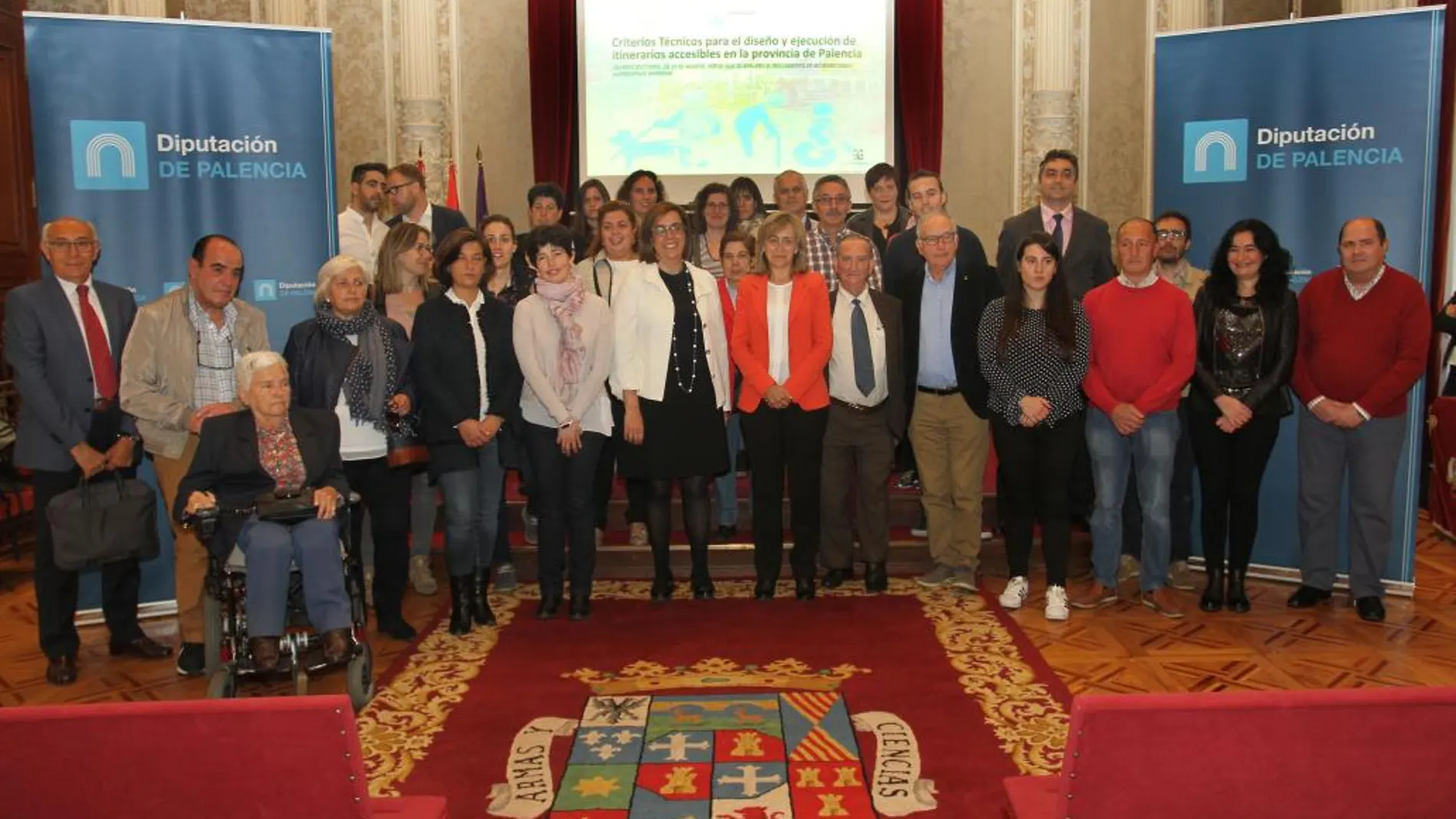 Ángeles Armisén junto a algunos de los 35 representantes de entidades sociales en la presentación de la Guía