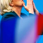 La líder ultra, Marine Le Pen, reunió ayer a 2.000 militantes en la Mutualité para presentar su campaña para las europeas / Reuters