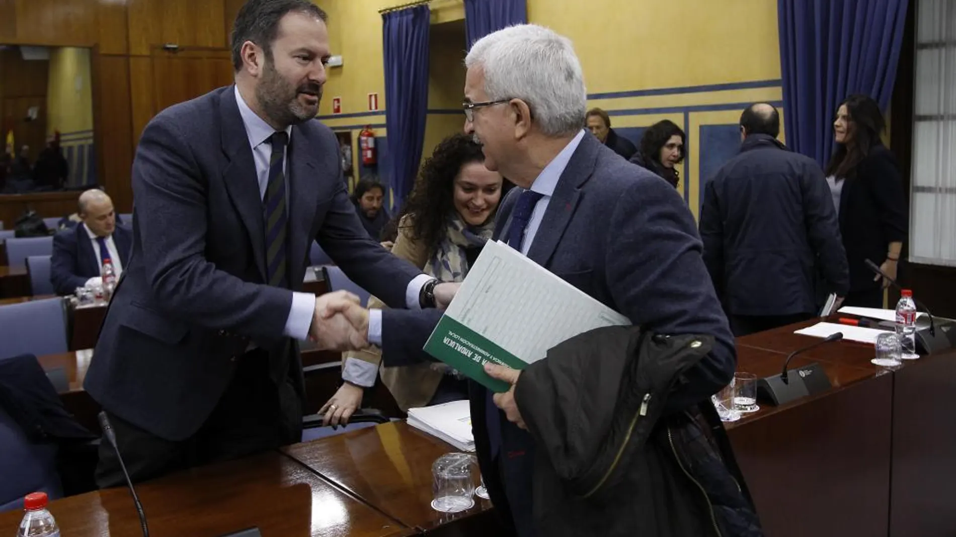 El diputado del PP Adolfo Molina saluda al vicepresidente de la Junta, Manuel Jiménez Barrios