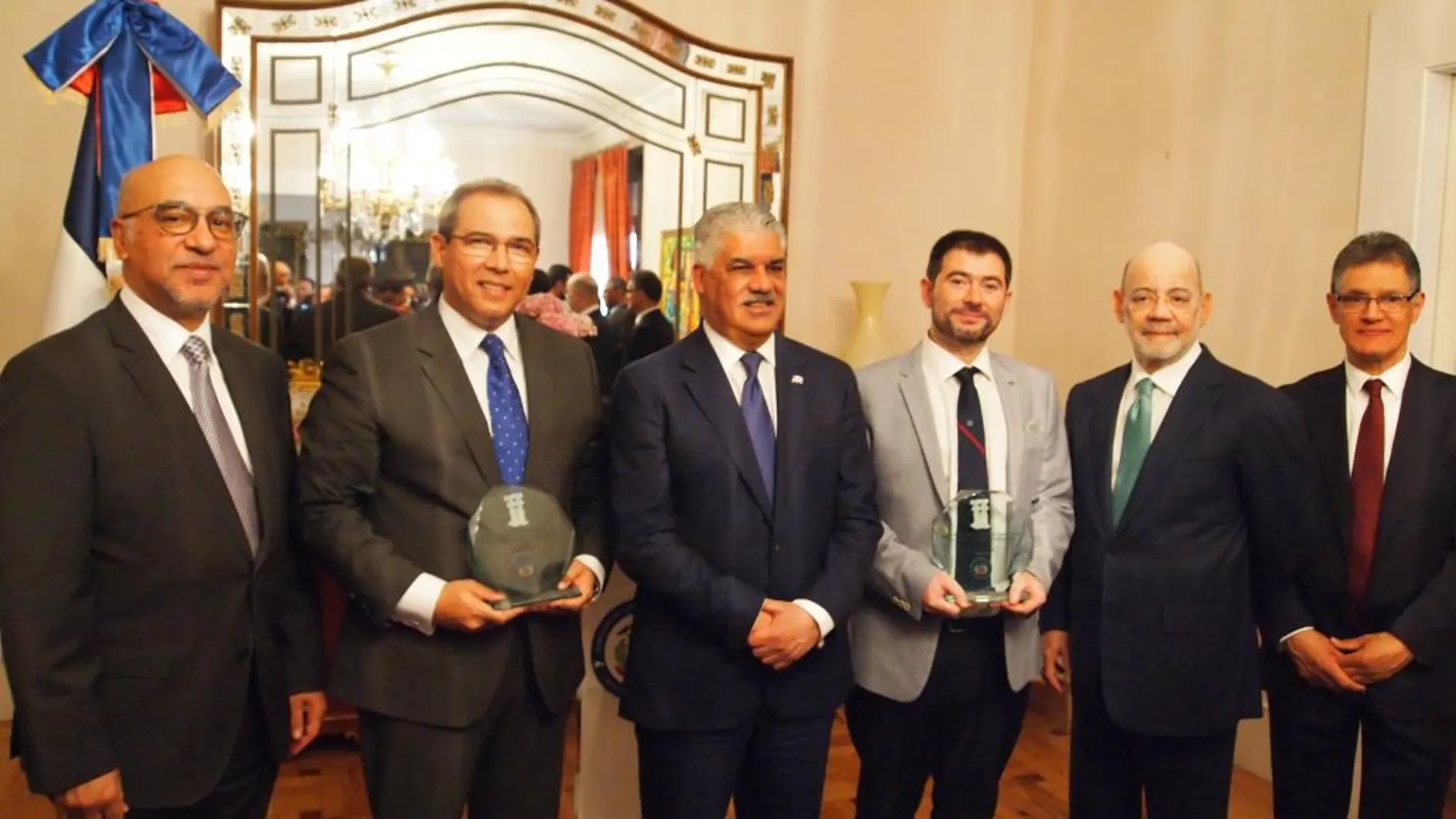 De izqda a dercha, el actual embajador Aníbal de Castro; Rafael Díaz, ganador del Premio Padre Billini a la Excelencia; el Canciller dominicano Miguel Vargas; Raúl Jiménez, ganador del Premio Padre Billini a la Solidaridad; César Medina, Viceministro de Relaciones Exteriores y ex embajador en España y Ludwin Hernández, presidente del jurado.