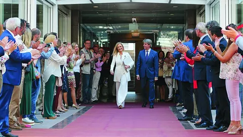 La presidenta de la Comunidad de Madrid, Cristina Cifuentes, entró a la Asamblea ayer entre aplausos de los diputados del PP