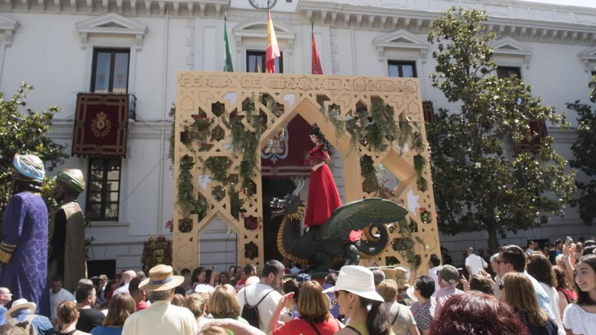 La Tarasca lució ayer por el centro de la ciudad, de rojo, de largo, y con peineta e inspiración lorquiana