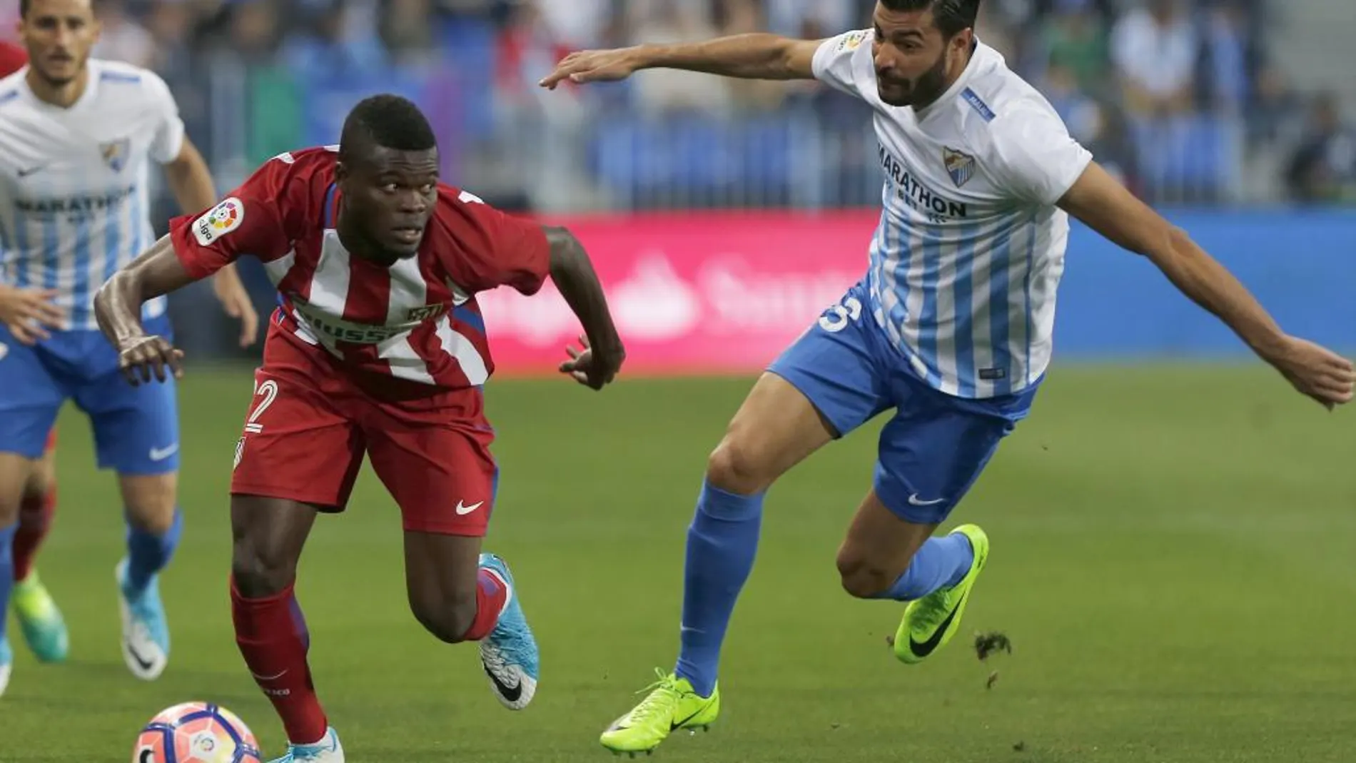 Thomas Partey se lleva el balón ante el defensa del Málaga CF, Miguel Torres.