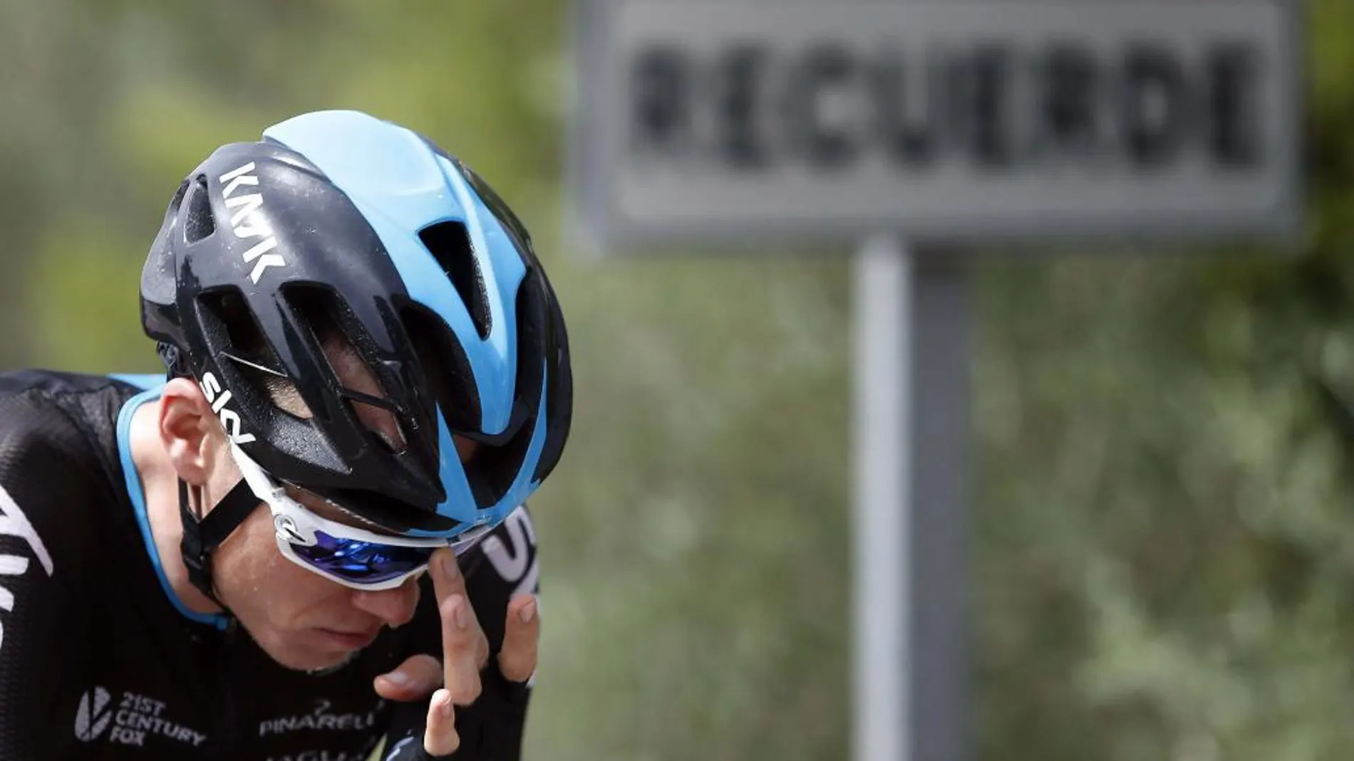 El ciclista británico del equipo Sky, Christopher Froome, en el pelotón, durante la décima etapa de la Vuelta Ciclista a España
