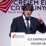 El presidente de la Generalitat de Cataluña, Carles Puigdemont, clausura el cuarto y último acto del ciclo de conferencias "Los empresarios queremos saber"
