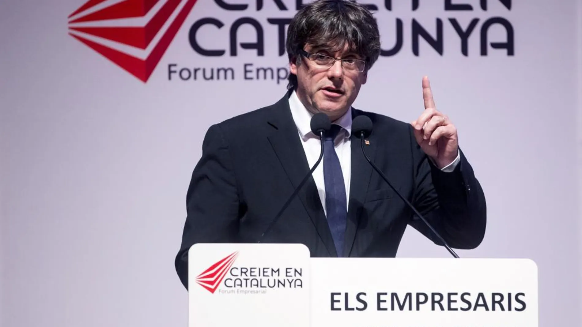 El presidente de la Generalitat de Cataluña, Carles Puigdemont, clausura el cuarto y último acto del ciclo de conferencias "Los empresarios queremos saber"