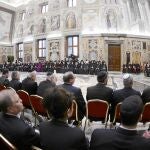El Papa, ayer, en la sala Clementina con representantes de otras confesiones religiosas