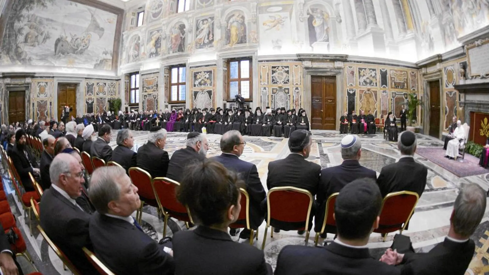 El Papa, ayer, en la sala Clementina con representantes de otras confesiones religiosas